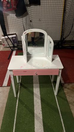Kids Vanity Table with Tri-Fold Mirror