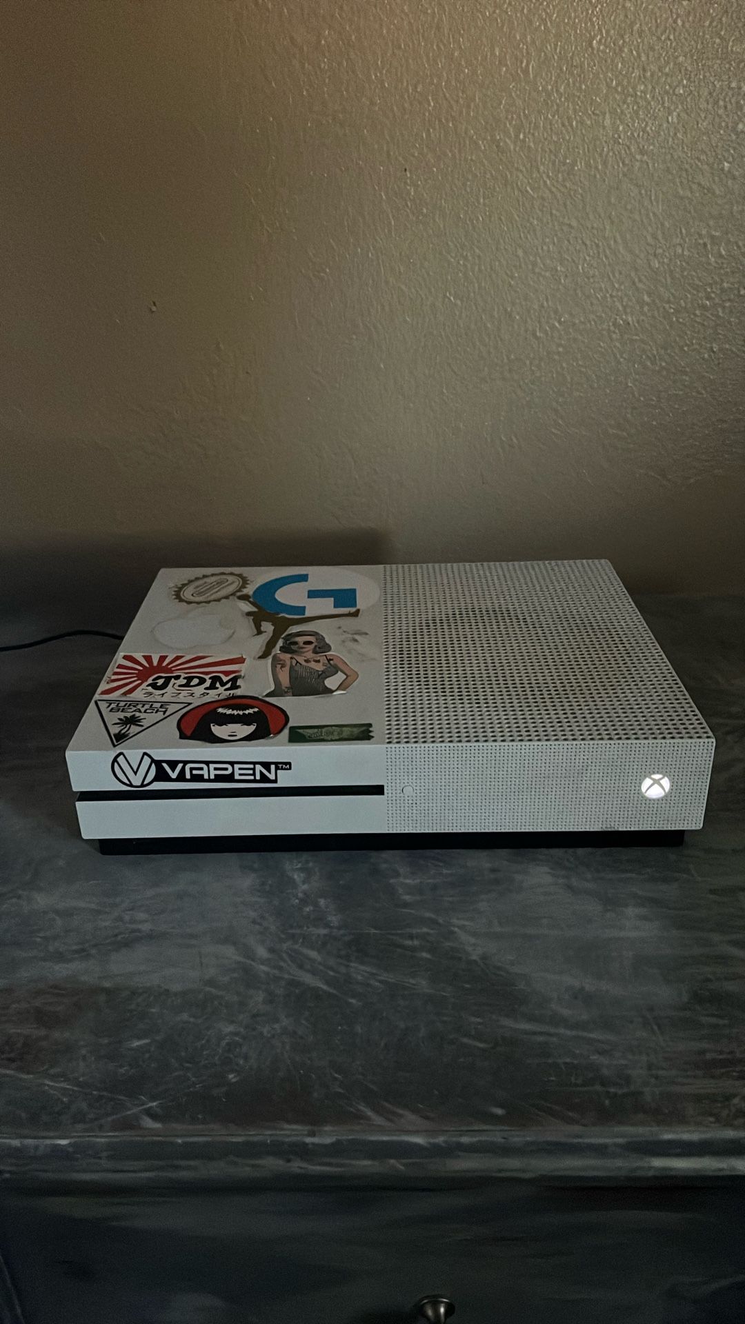xbox one s come with hdmi and power cord