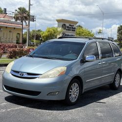 TOYOTA SIENNA LIMITED 