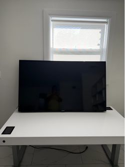 Samsung 55” smart tv with wall mount bracket