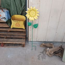 Very Cute Metal Yard Decor. 🌼 