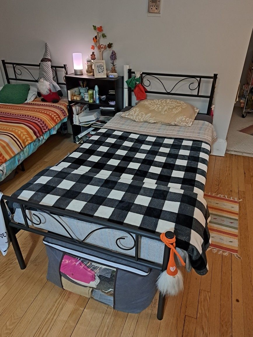 GreenForest Twin Bed Frame Metal Platform