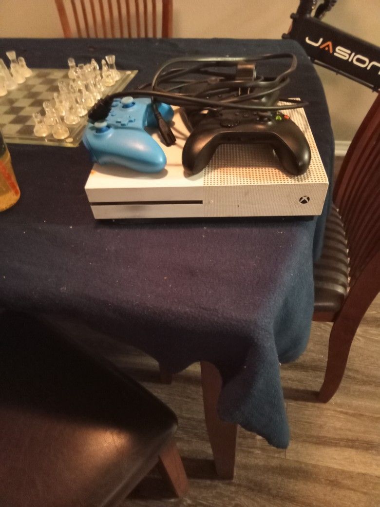 Xbox One S W/ 2 Xtra Contr. + 200 DL Games