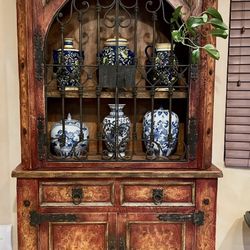 Tuscan Hutch 