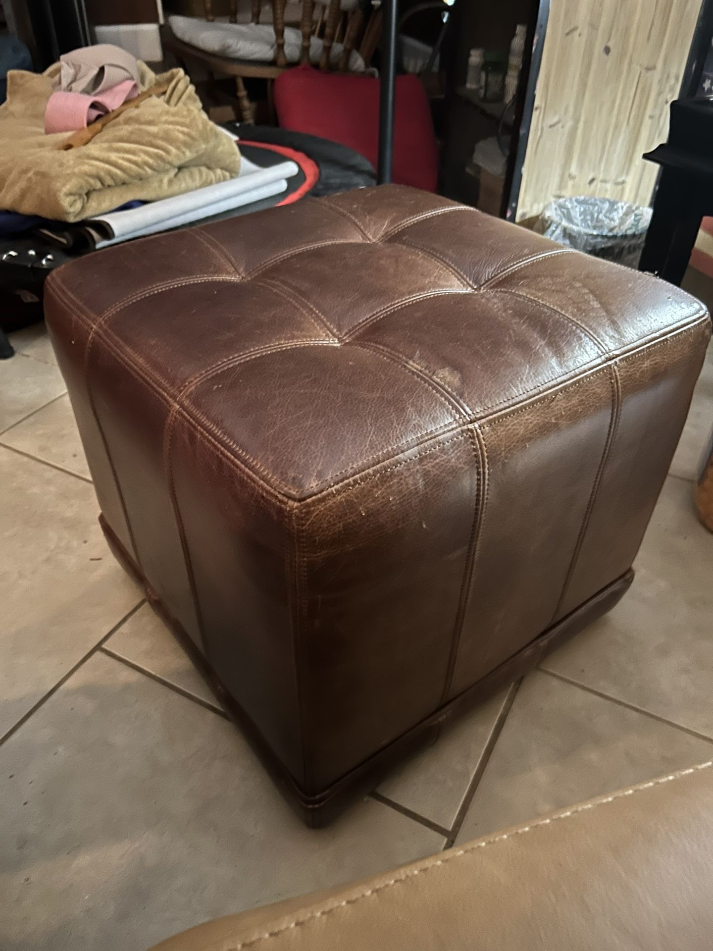 LEATHER SQUARE OTTOMAN