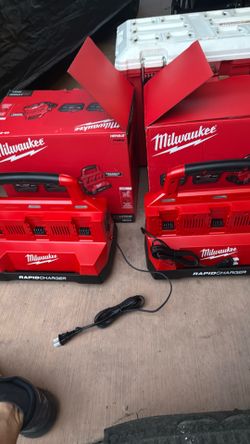 Milwaukee m18 packout six Bay rapid charger (NEW)