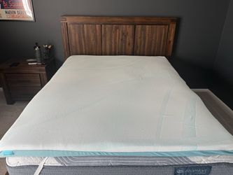 Selling an authentic TEMPUR-Adapt® + Cooling Mattress Topper (Queen Size).
