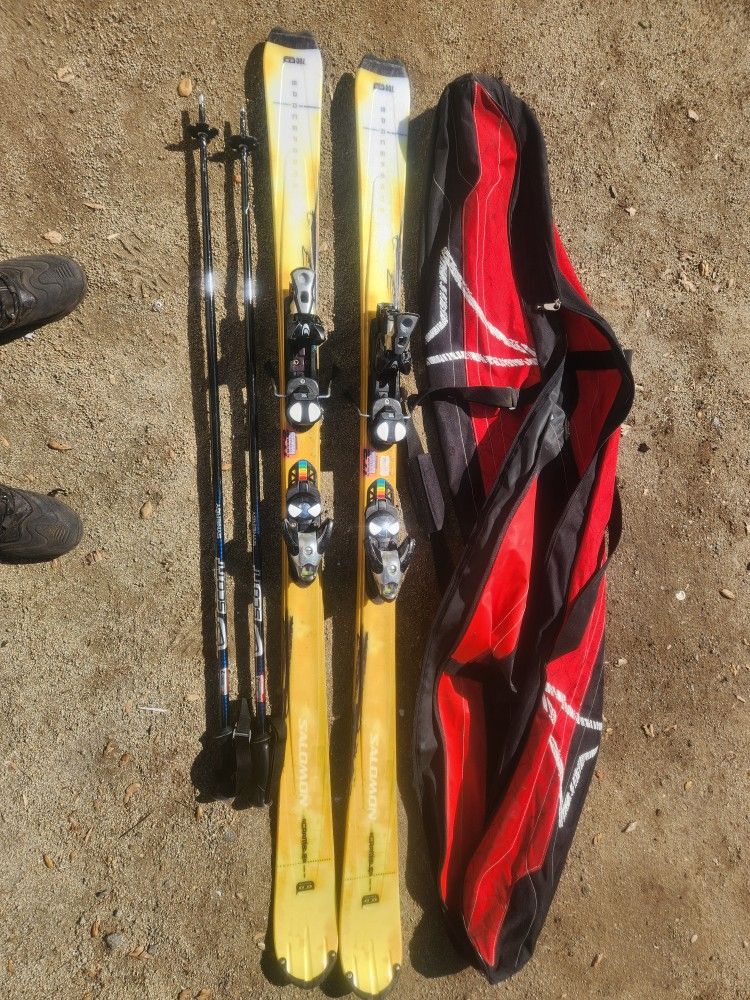 Skis, poles and bag