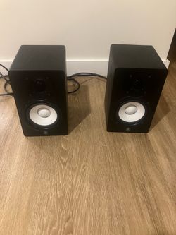 YAMAHA 8-Inch Powered Studio Speakers