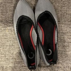 Journee Collection Karise Flat 8.5