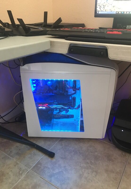 GAMING PC with monitor keyboard and mouse