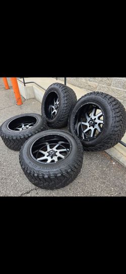 20"x12" deep dish rims w/ 33" Tires