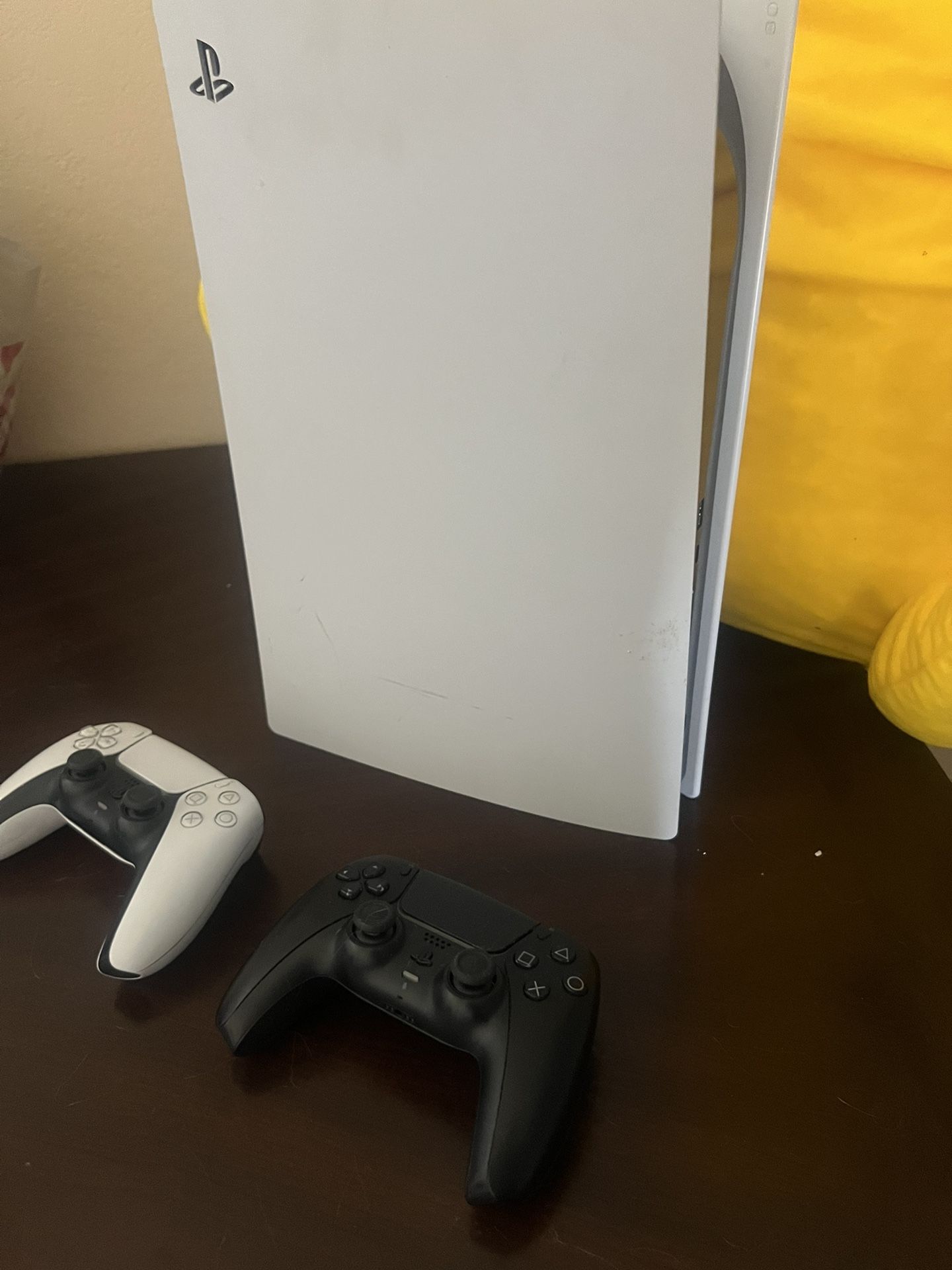 PS5 DISK VERSION + 2 Controllers
