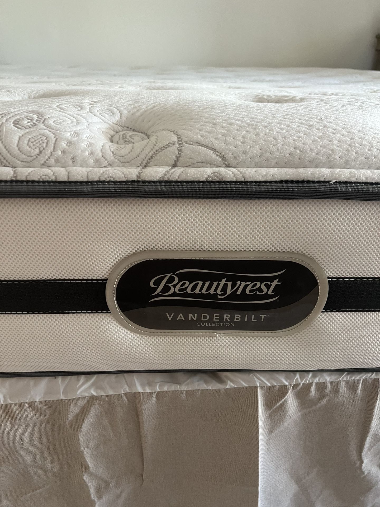 Beauty rest Vanderbilt Collection (King Mattress)