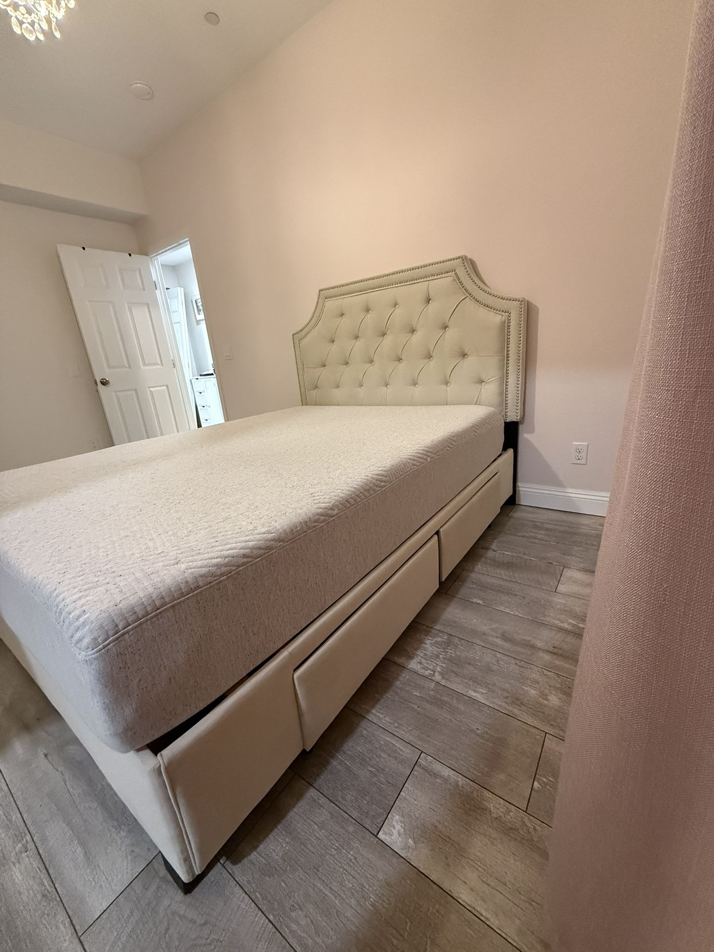 Queen Size Bed Frame & Casper Mattress