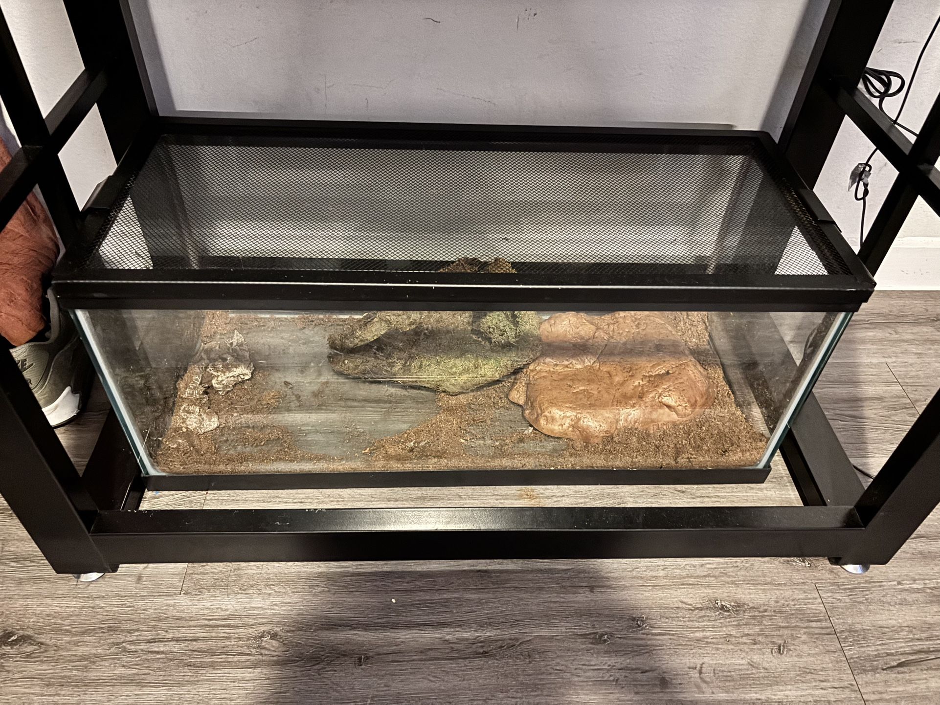 20 Gal With Top And Locks