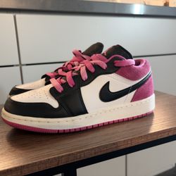 Jordan 1 Low Black Active Fuchsia (GS) US 5Y **FITS US WOMEN 6.5**