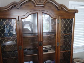 Beaitiful solid wood hutch. Good condition. 250.00$ no trades