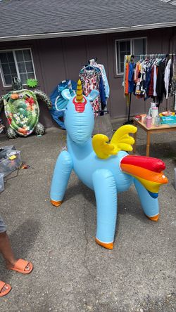 Inflatable unicorn sprinkler