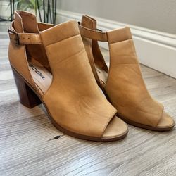 Women’s Cute Brown Boots! (Size 10)