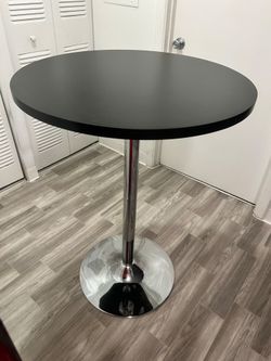 Black Round High Table in good condition. DELIVERY AVAILABLE.