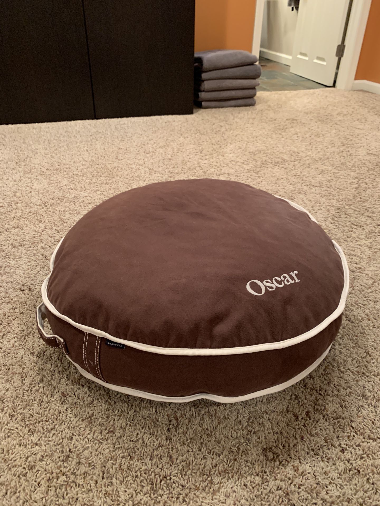 Round Dog bed with name Oscar!