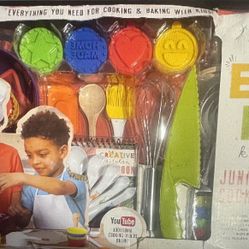 CrEATive Kitchen Junior Chef Set Multicolored, 22"x14"x3.5"