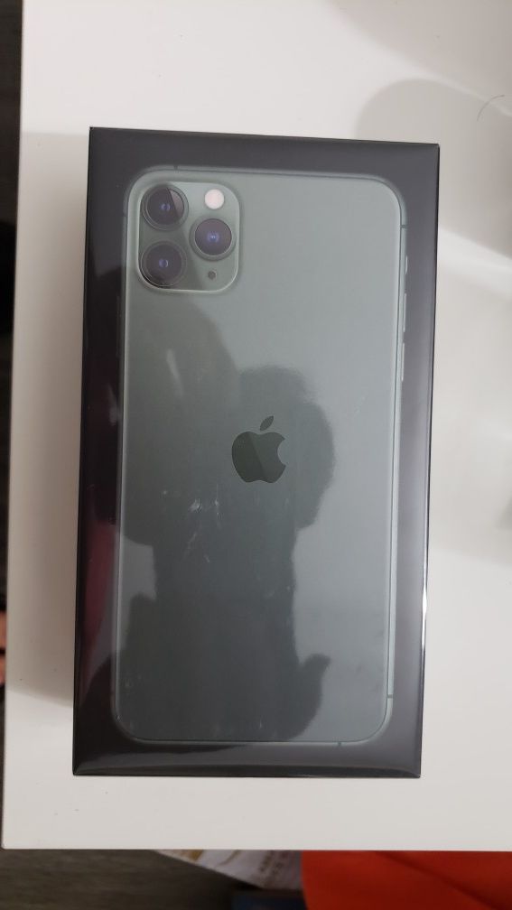 iPhone 11 Pro MAX 256 GB Midnight Green with Box UNLOCKED for Sale in Seattle, WA - OfferUp