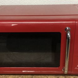 Microwave Red Small 700 Watts