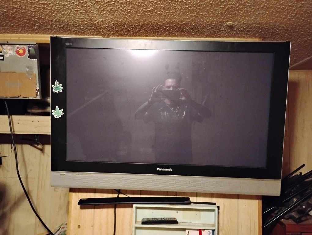 Panasonic th-50px50u High Definition, Plasma, Tv made in Japan With Wall Mount