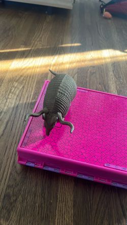 Figura de armadillo metal pesado