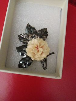 Ming's double hibiscus broochslash GSL