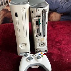 (2) 1st Gen Xbox 360 (white) Both work! HDMI (Laser replace/disc tray TLC) comes with controller (1) Power supply! Sold as is‼️