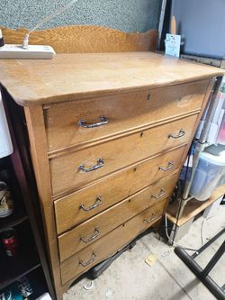 Antique, red oak.
5 drawer dresser.
With keyed  drawers