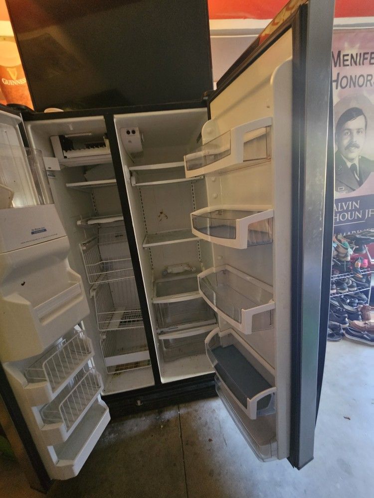 Free Side By Side Refrigerator Not Keeping Cold for Sale in Menifee, CA