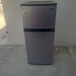 Magic Chef Studio Size Fridge 44H X19wx20d