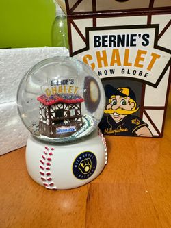 *FOR SALE* Collectible Milwaukee Brewers Bernie’s chalet snowglobe NIB 