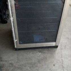 Brand New Magic Chef  5.1 Cu Ft Berverage Center