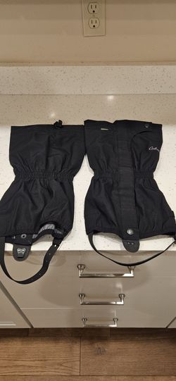 PAIR. OF. NEW. CABELAS. GAITORS
