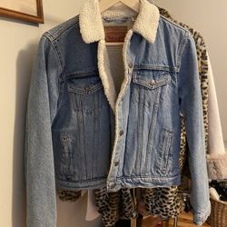 Levi’s Women’s Sherpa Size Small Good Condition 