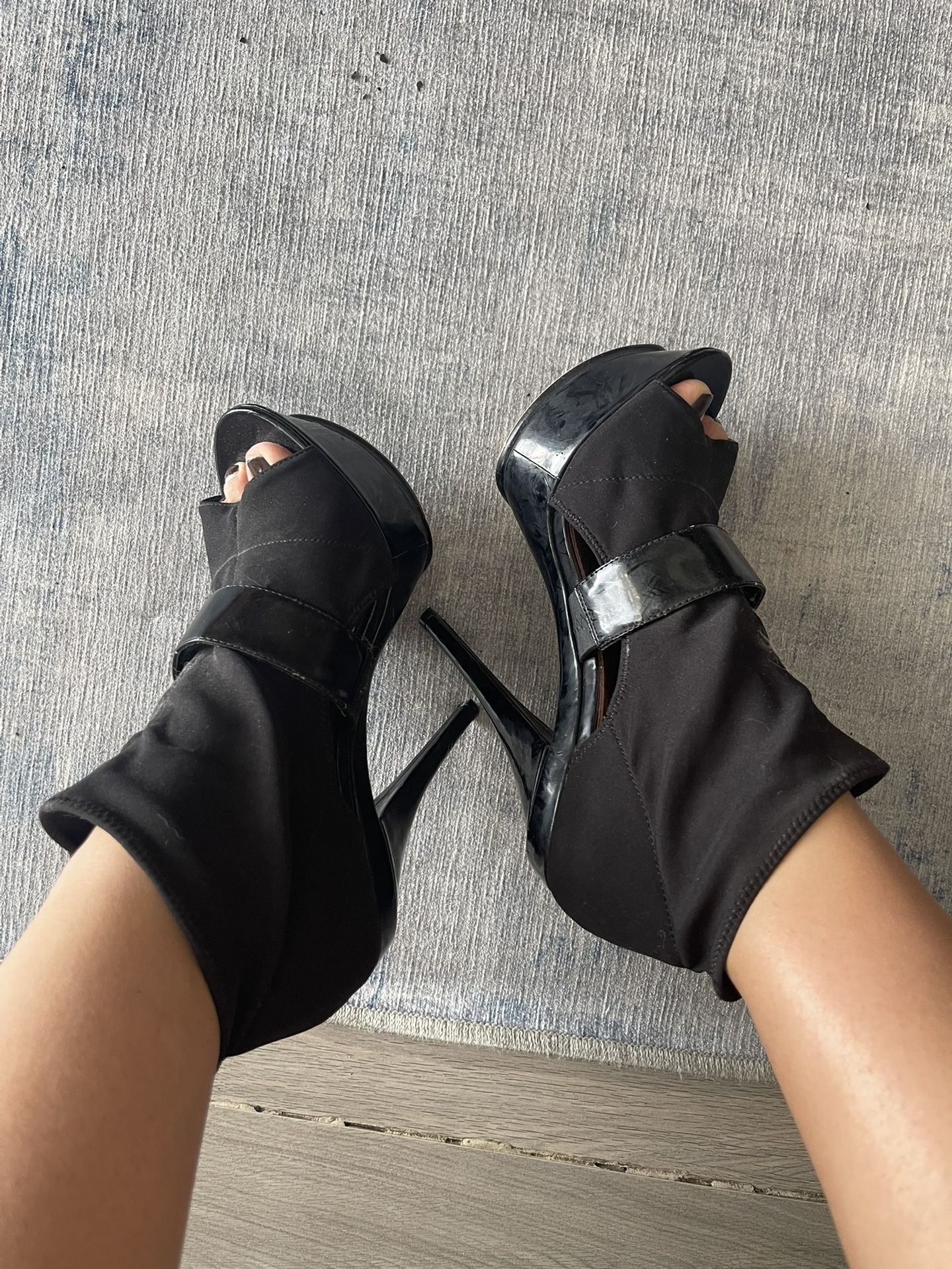 Size 8 black heels