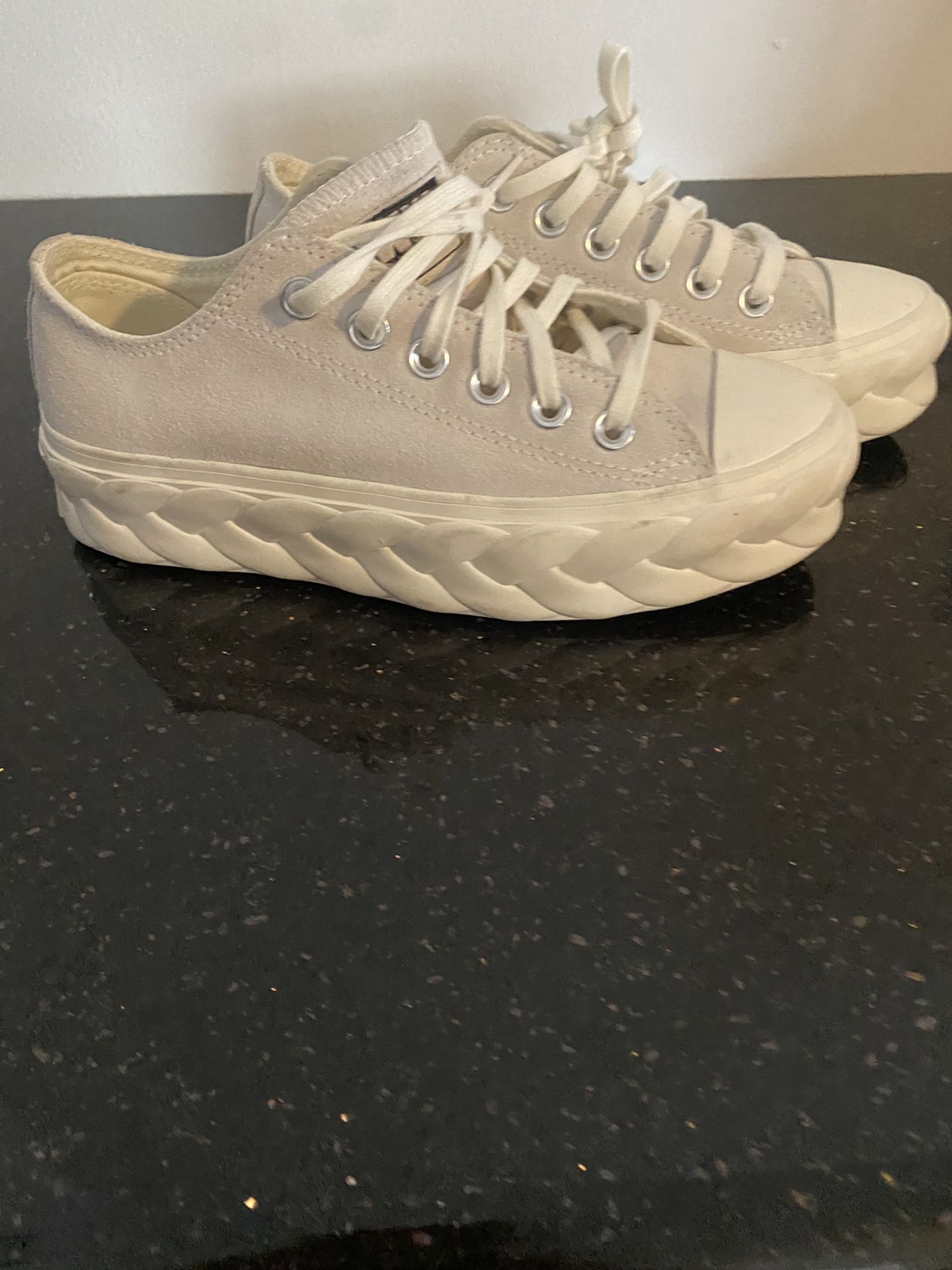 🌼🌸🌸PRECIOSOS TENNIS CONVERSE EN SIZE 6 DE GAMUSA COLOR PERLA