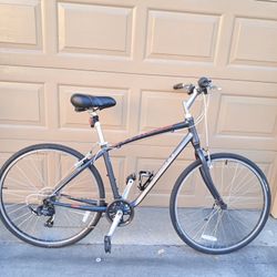 Giant Escape Hybrid Bike –  Lightweight 