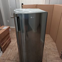 LG Refrigerator 6.0cuft "Mini Fridge" For Sale