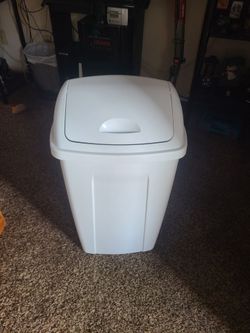 White 13 Gallon Garbage Bin