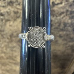 10k Ring With Diamond Chips Size 7