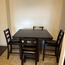 Living Spaces Dining Room table Set  For (4 People)