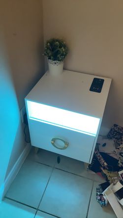 Night stand, it lights up