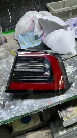 Tesla Model 3 (2017–2023) Model Y (2020–2024). Right tail light.