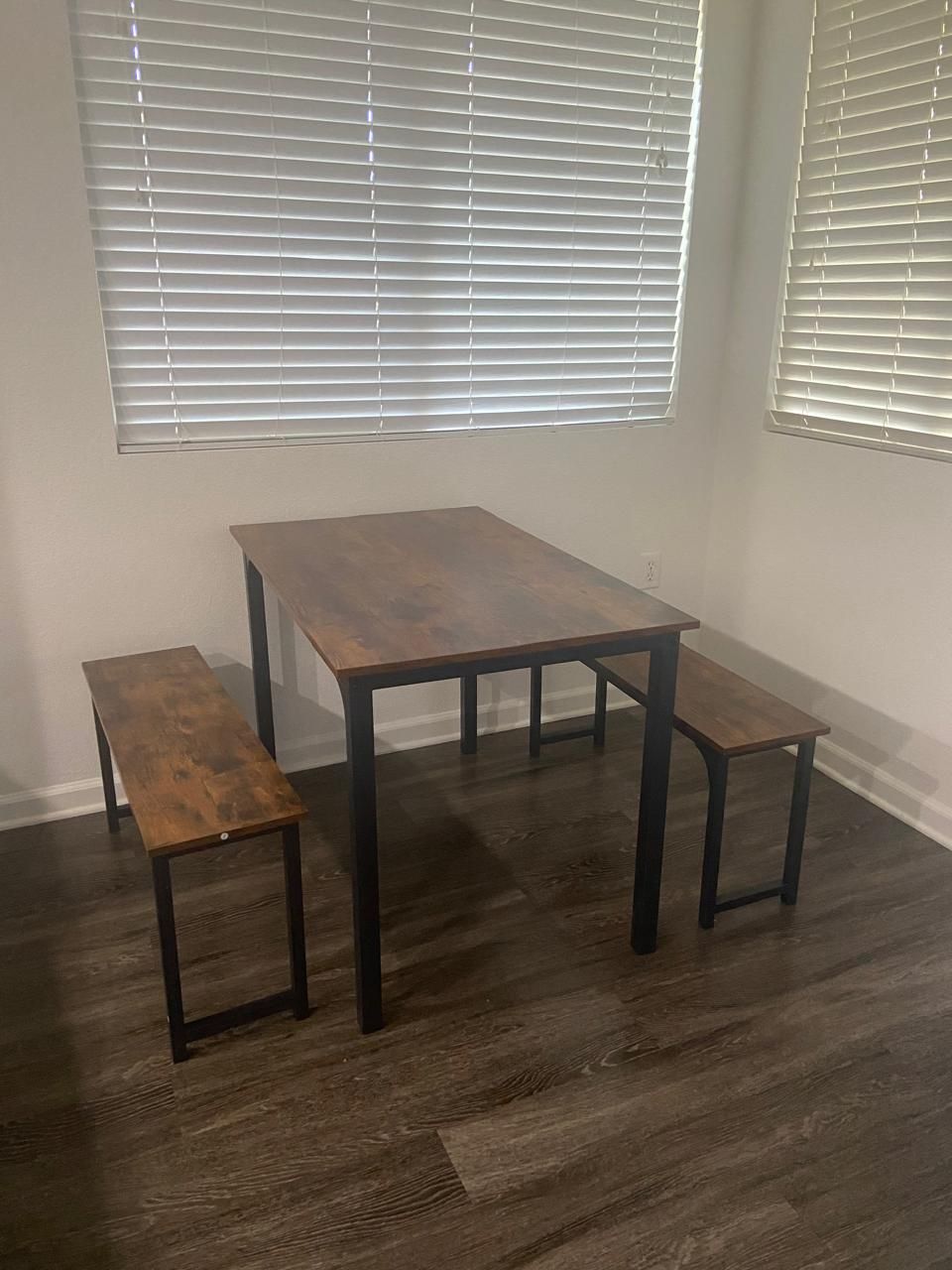 🍽️ 3-Piece Dining Table Set with Benches – Great Condition – $70